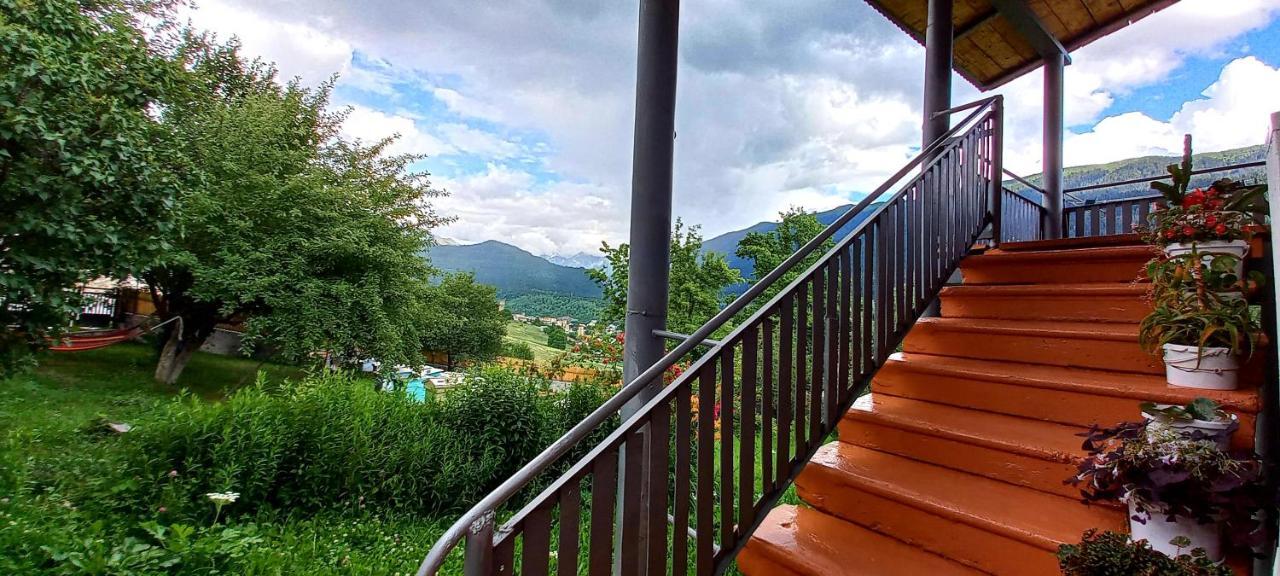 Bees Guesthouse メスティア エクステリア 写真
