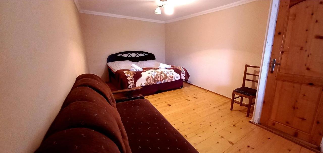 Bees Guesthouse メスティア エクステリア 写真